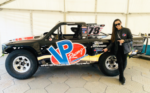 Sara Price s'apprête à piloter le camion de lubrifiants VP Racing dans la série Stadium Super Truck à Adélaïde, en Australie